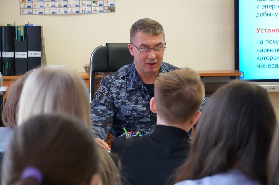 Начальник управления Росгвардии провёл урок Мужества в средней школе Архангельска